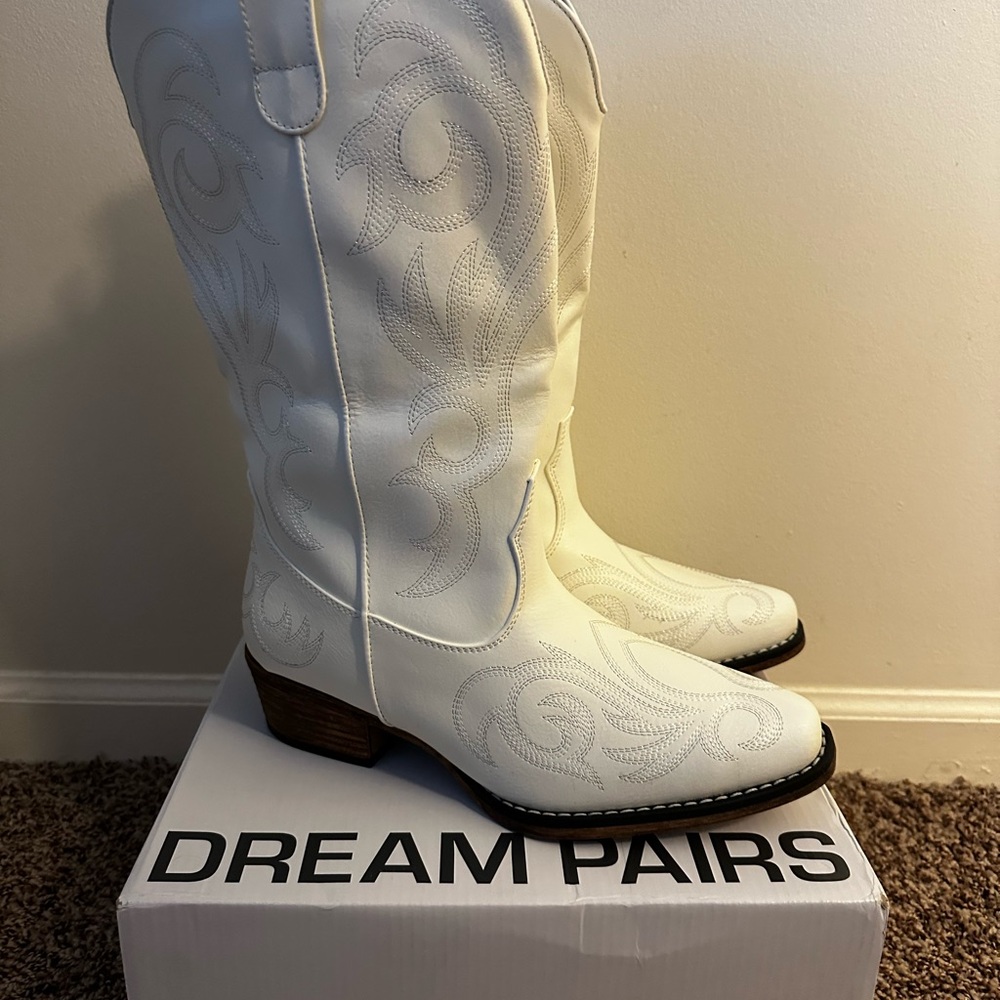 Dream Pairs Women's Cream Heeled Western Boots